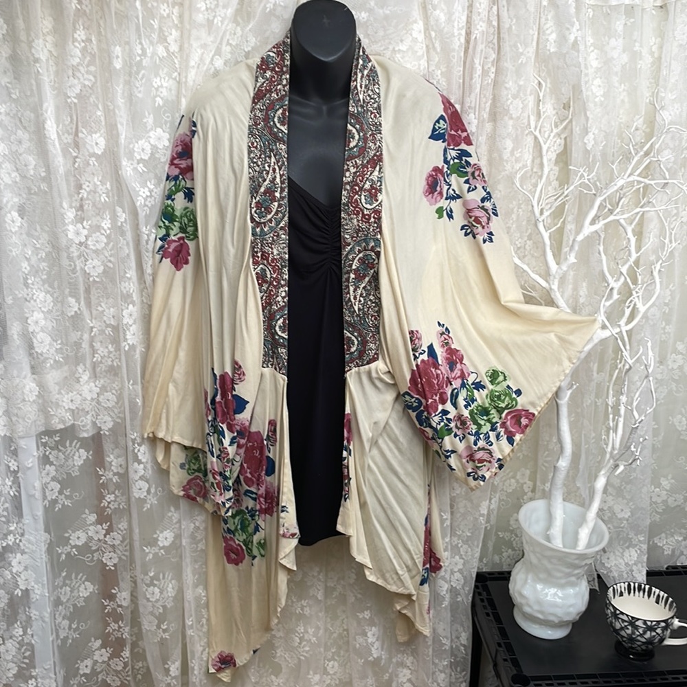 Band of Gypsies Beautiful Kimono Cream Floral